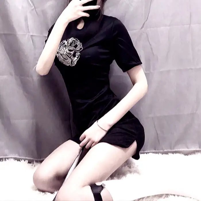 高墙、黑色与帅小伙